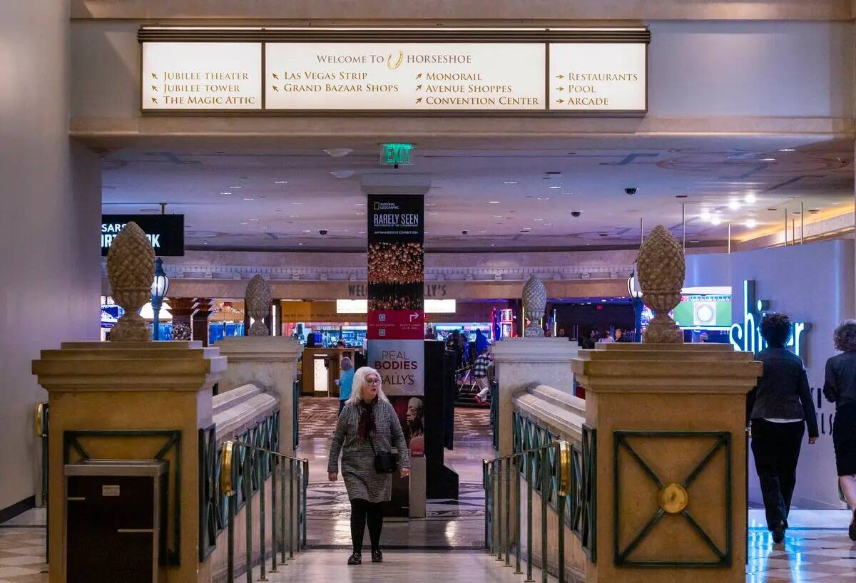 Algunos carteles de entrada muestran ahora Horseshoe Las Vegas (antes Bally's), con el cambio d ...