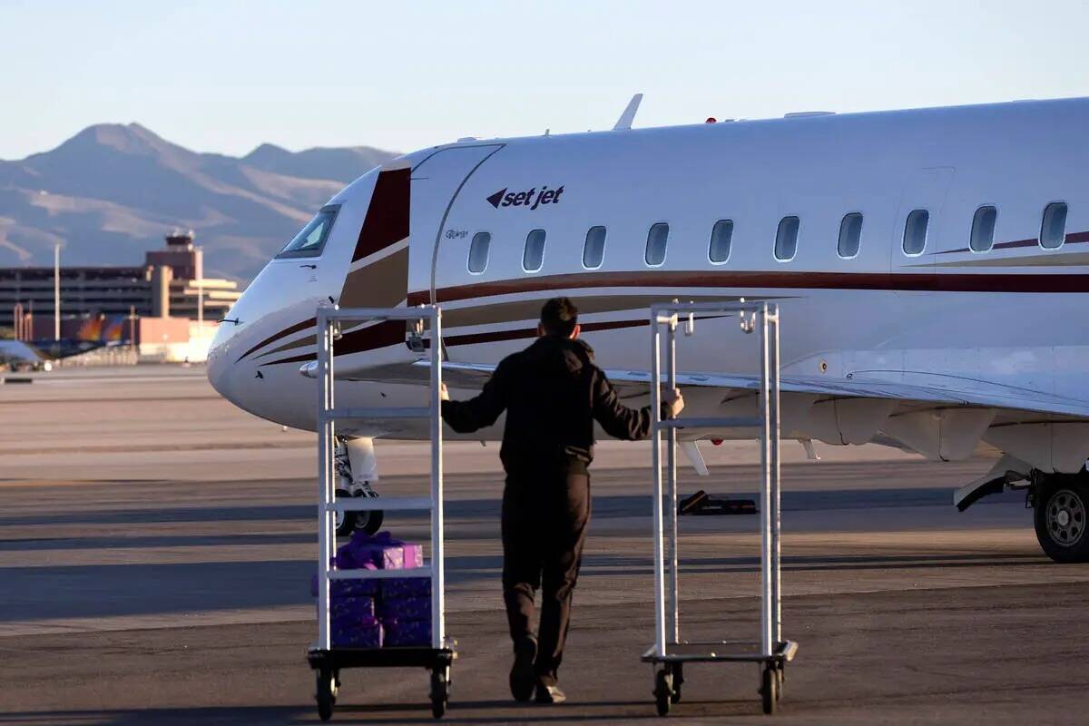 Un empleado se dirige a recibir a los pasajeros de un vuelo de Set Jet durante un acto de inaug ...