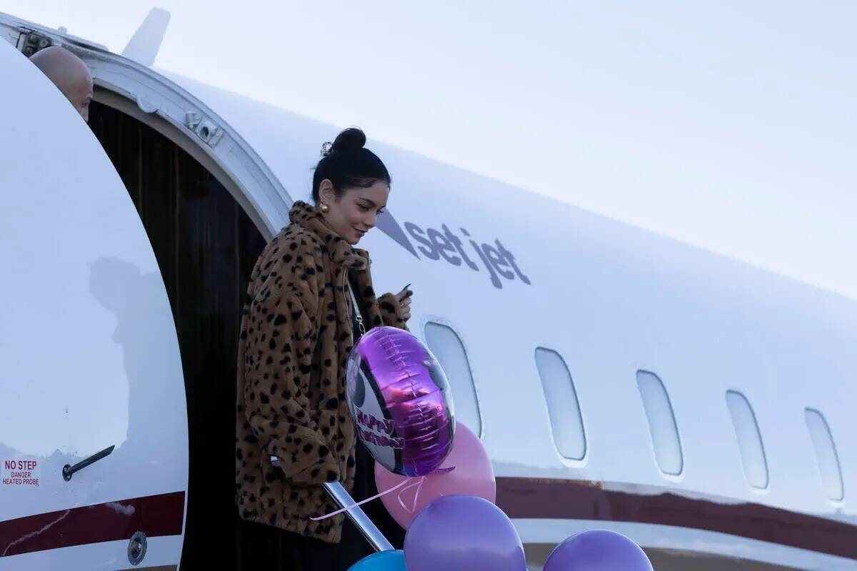 La actriz Vanessa Hudgens llega en un vuelo de Set Jet durante un evento de inauguración de la ...
