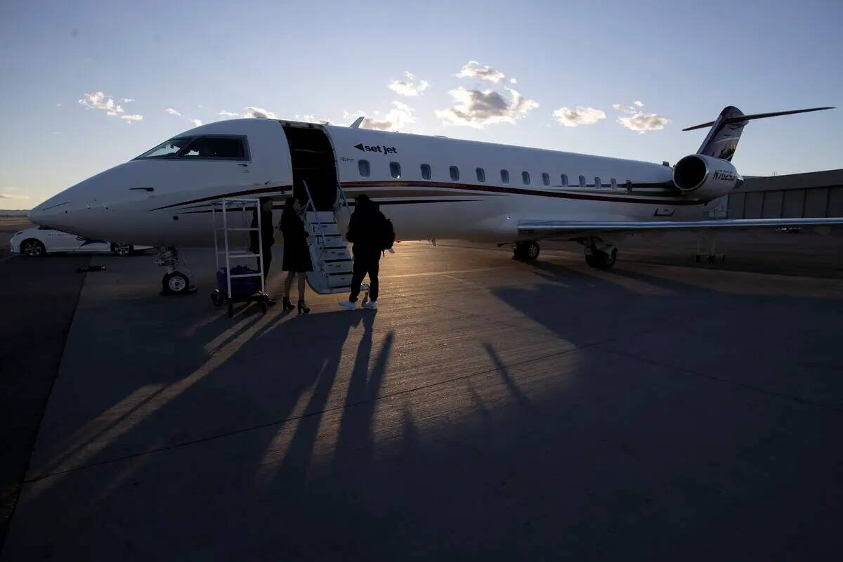 Pasajeros llegan de un vuelo de Set Jet durante un acto de inauguración de la nueva terminal d ...