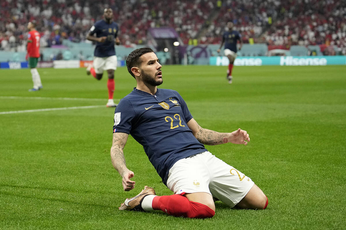 Theo Hernández, de Francia, en el centro, celebra después de marcar el primer gol durante el ...
