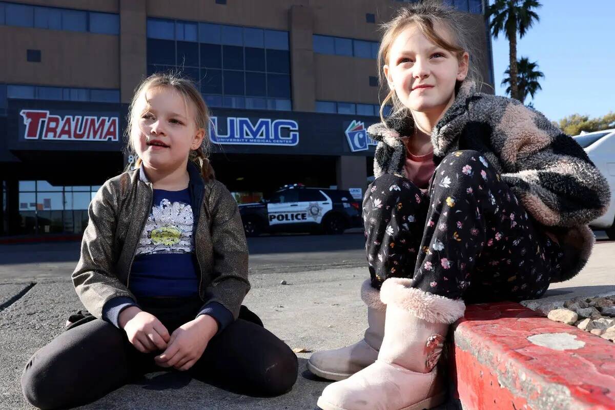Piper Woodworth, de seis años, y su hermana Paige, de ocho, antes de una cita médica en el Un ...