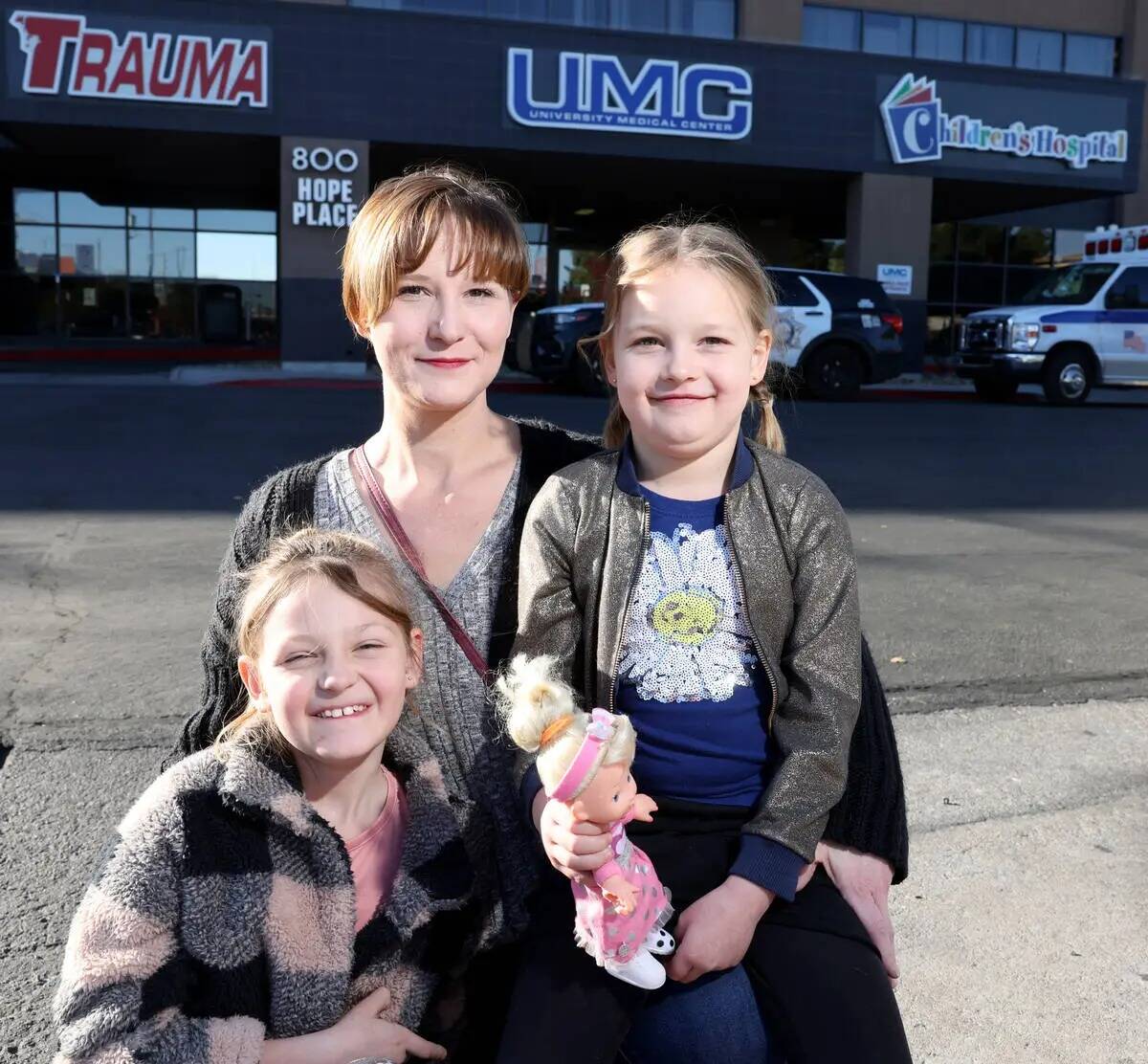 Jaimie Woodworth con sus hijas Paige, de ocho años, y Piper, de seis, antes de una cita médic ...