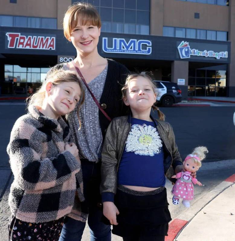 Jaimie Woodworth con sus hijas Paige, de ocho años, y Piper, de seis, antes de una cita médic ...