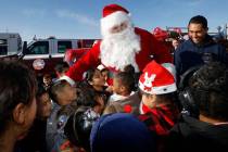 Santa Claus saluda a los alumnos tras llegar en helicóptero a la Fay Herron Elementary School, ...