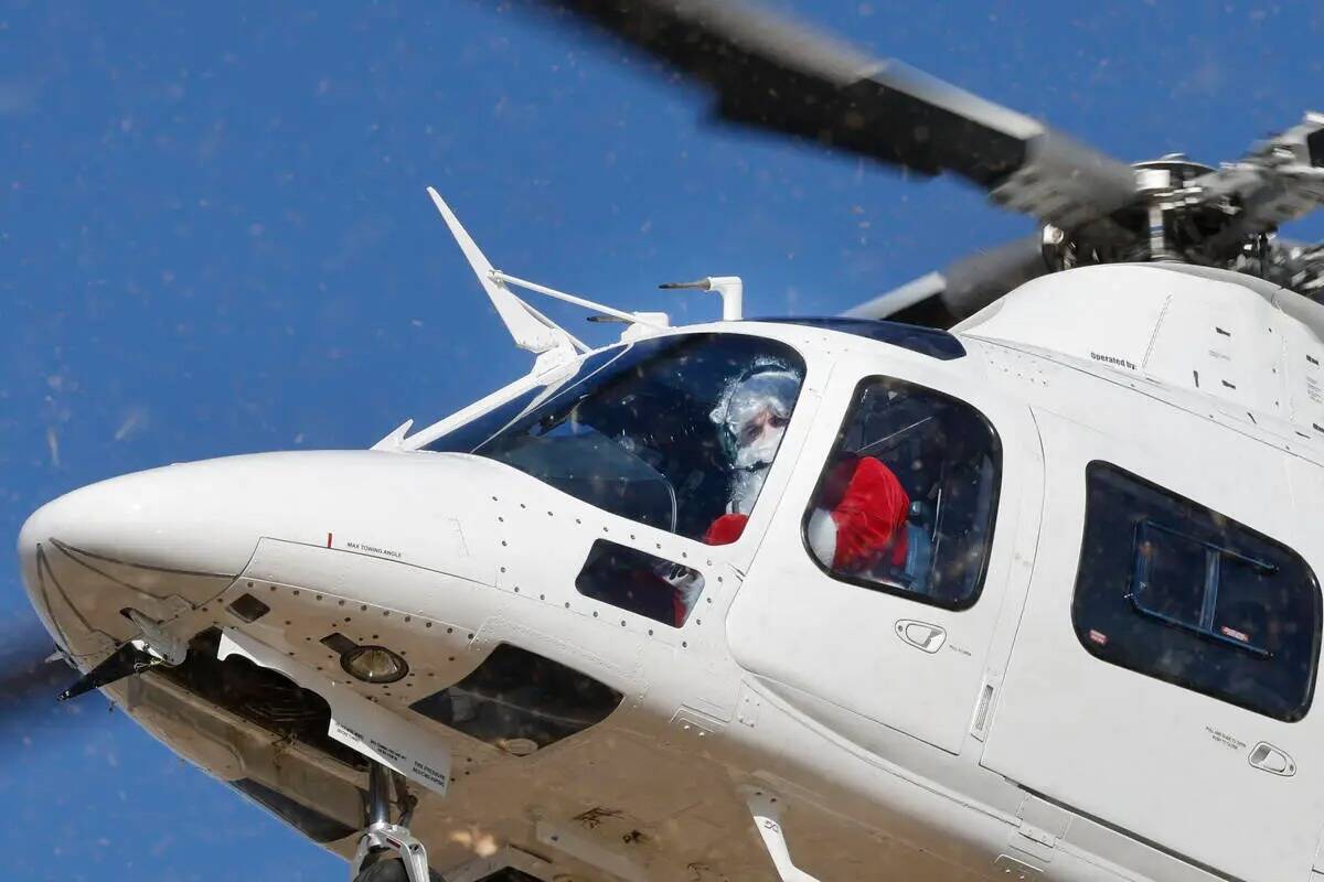 Santa Claus llega en helicóptero a la Fay Herron Elementary School, el jueves 15 de diciembre ...