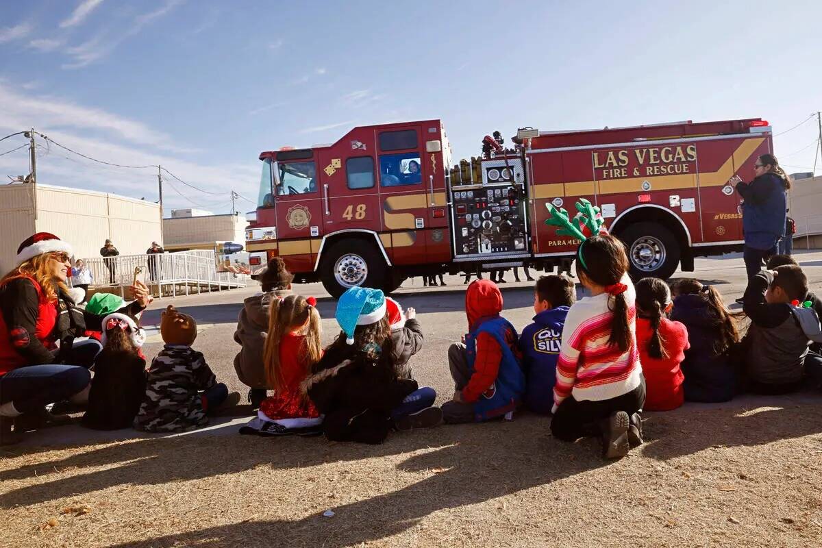 Un camión de bomberos de Las Vegas llega a la Fay Herron Elementary School para entregar los j ...