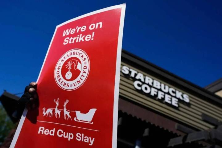 ARCHIVO - Empleados de Starbucks en huelga frente a su tienda en Mesa, Arizona, el 17 de noviem ...
