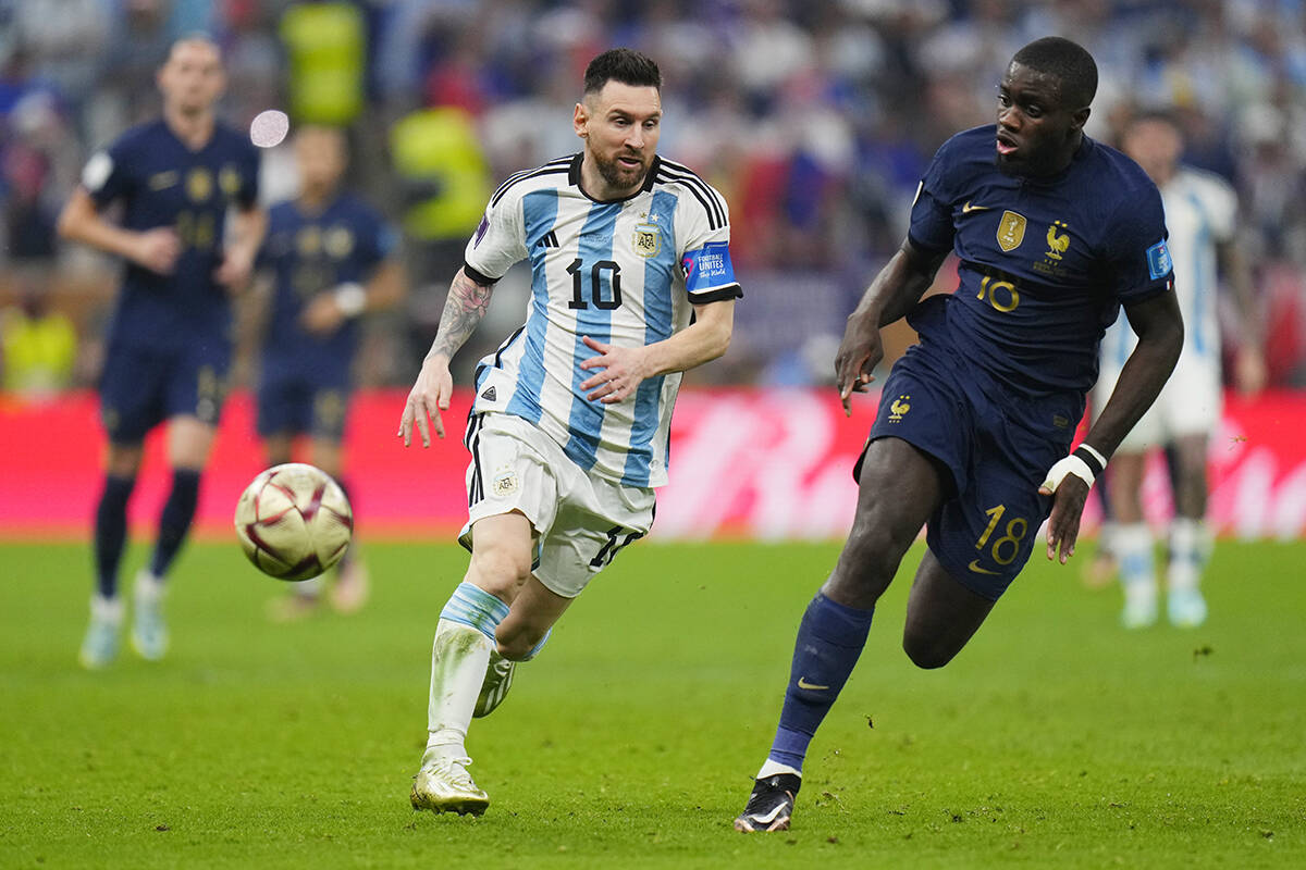Lionel Messi de Argentina, a la izquierda, y Youssouf Fofana de Francia corren por el balón du ...