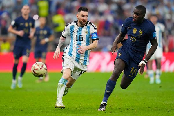 Lionel Messi de Argentina, a la izquierda, y Youssouf Fofana de Francia corren por el balón du ...