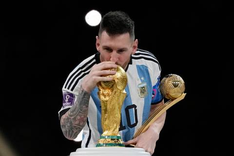 Lionel Messi de Argentina levanta el trofeo después de ganar el partido de fútbol final de la ...