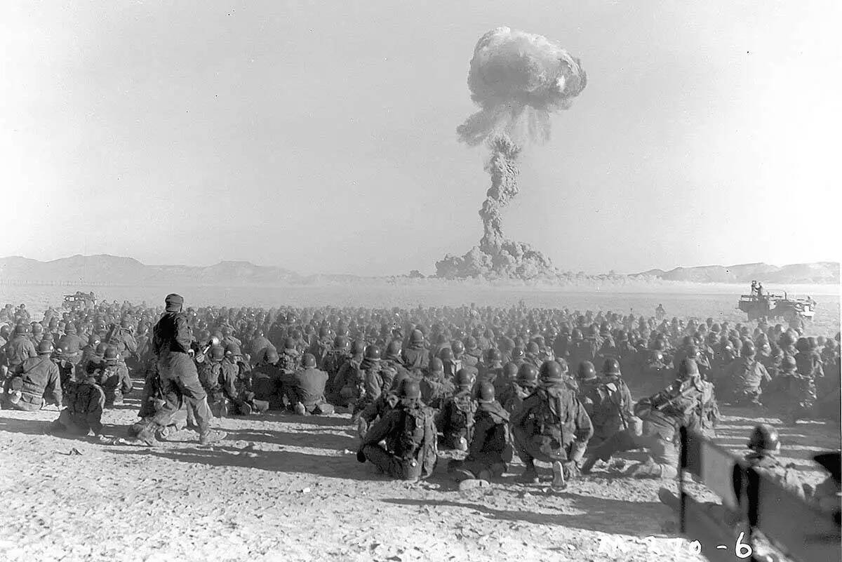 Esta foto muestra una prueba de bomba atómica en lo que entonces se llamaba Nevada Proving Gro ...