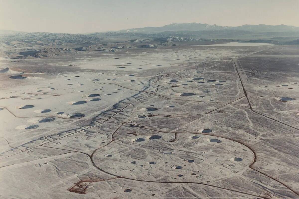 Vista del extremo norte de Yucca Flat en el sitio de pruebas de Nevada. Se observan cráteres e ...
