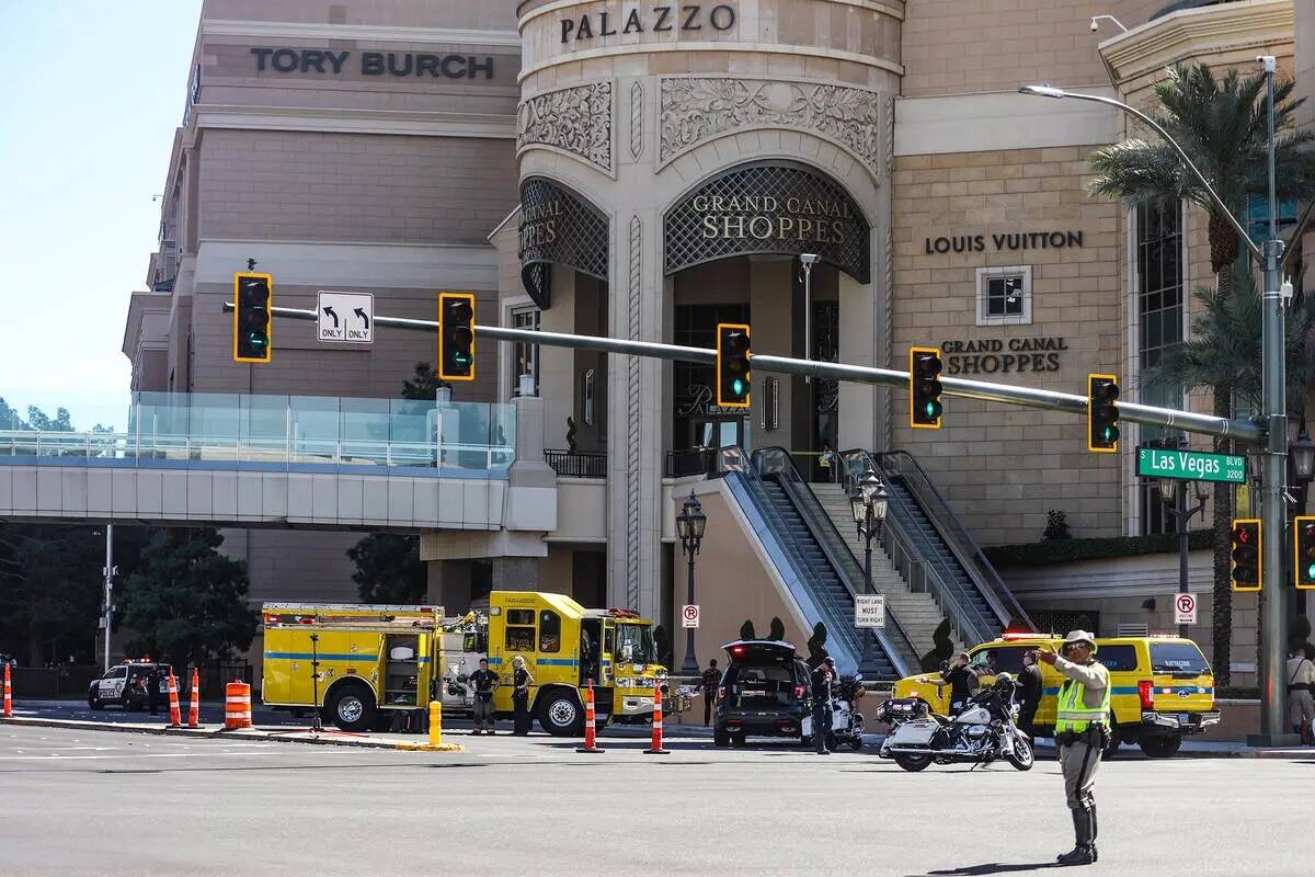 La policía en el lugar donde varias personas fueron apuñaladas frente a un casino del Strip d ...