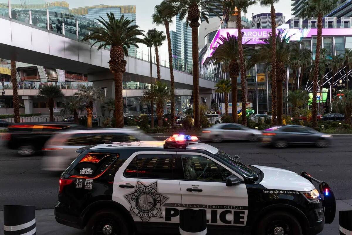 La policía de Las Vegas patrulla el Strip frente a Planet Hollywood Resort el martes 2 de agos ...