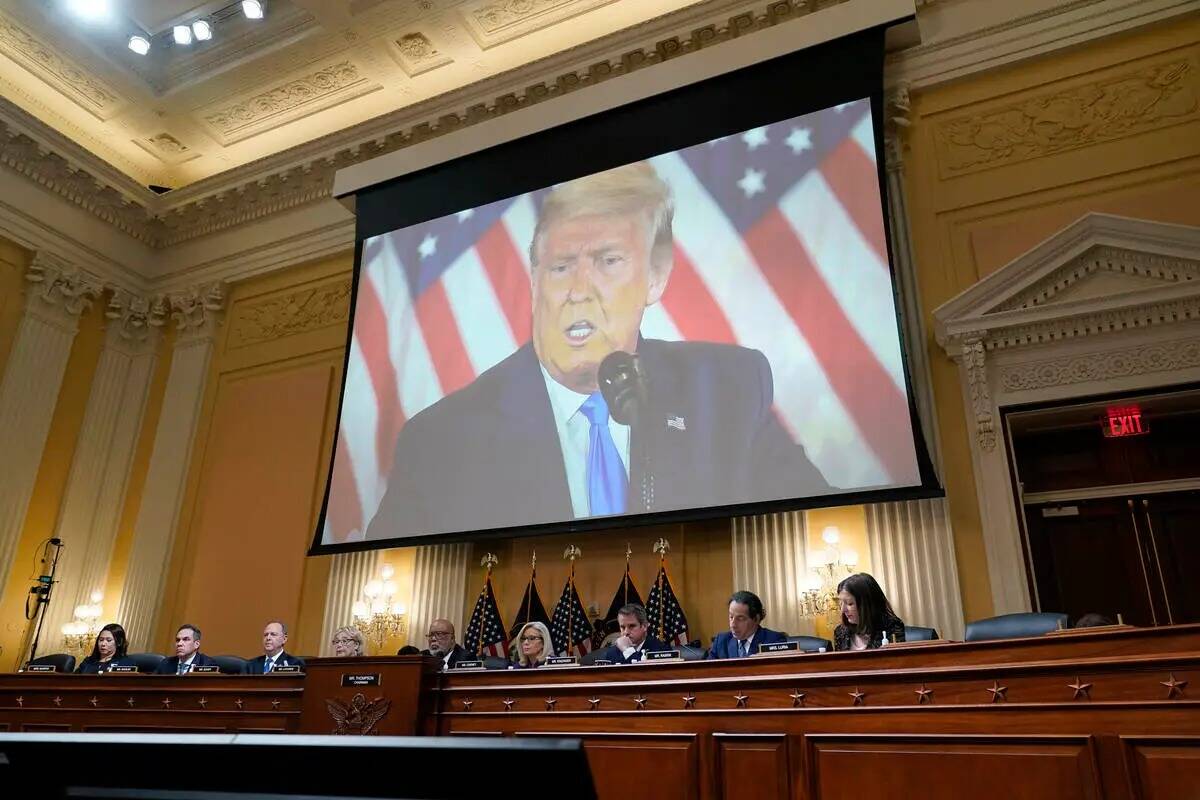 Un video del expresidente Donald Trump se muestra en una pantalla, mientras el comité selecto ...