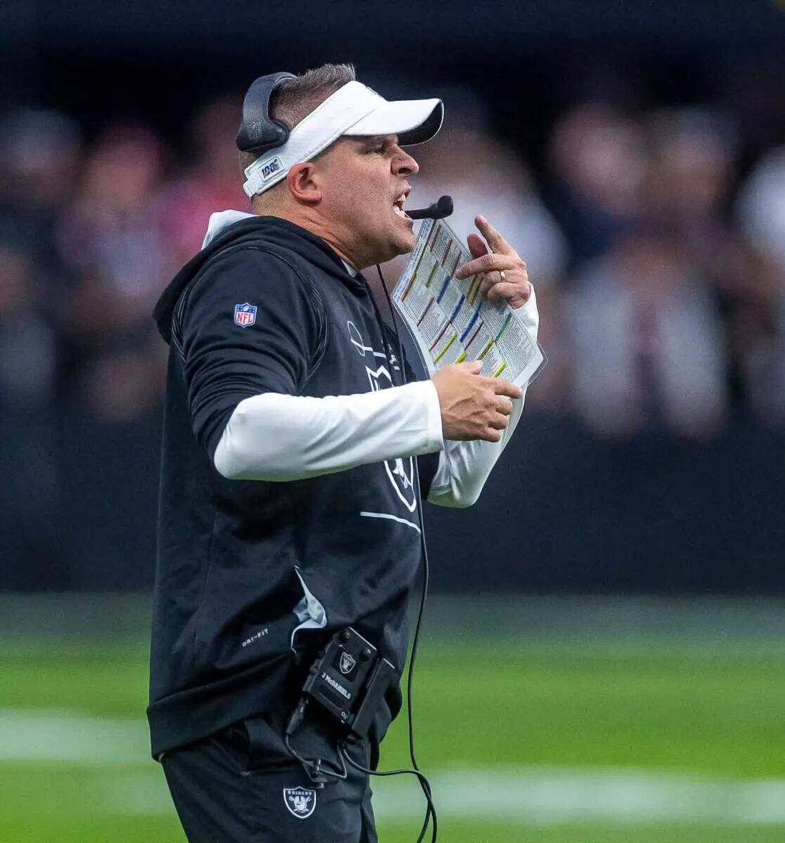 El entrenador en jefe de los Raiders, Josh McDaniels, les grita a sus jugadores contra los New ...