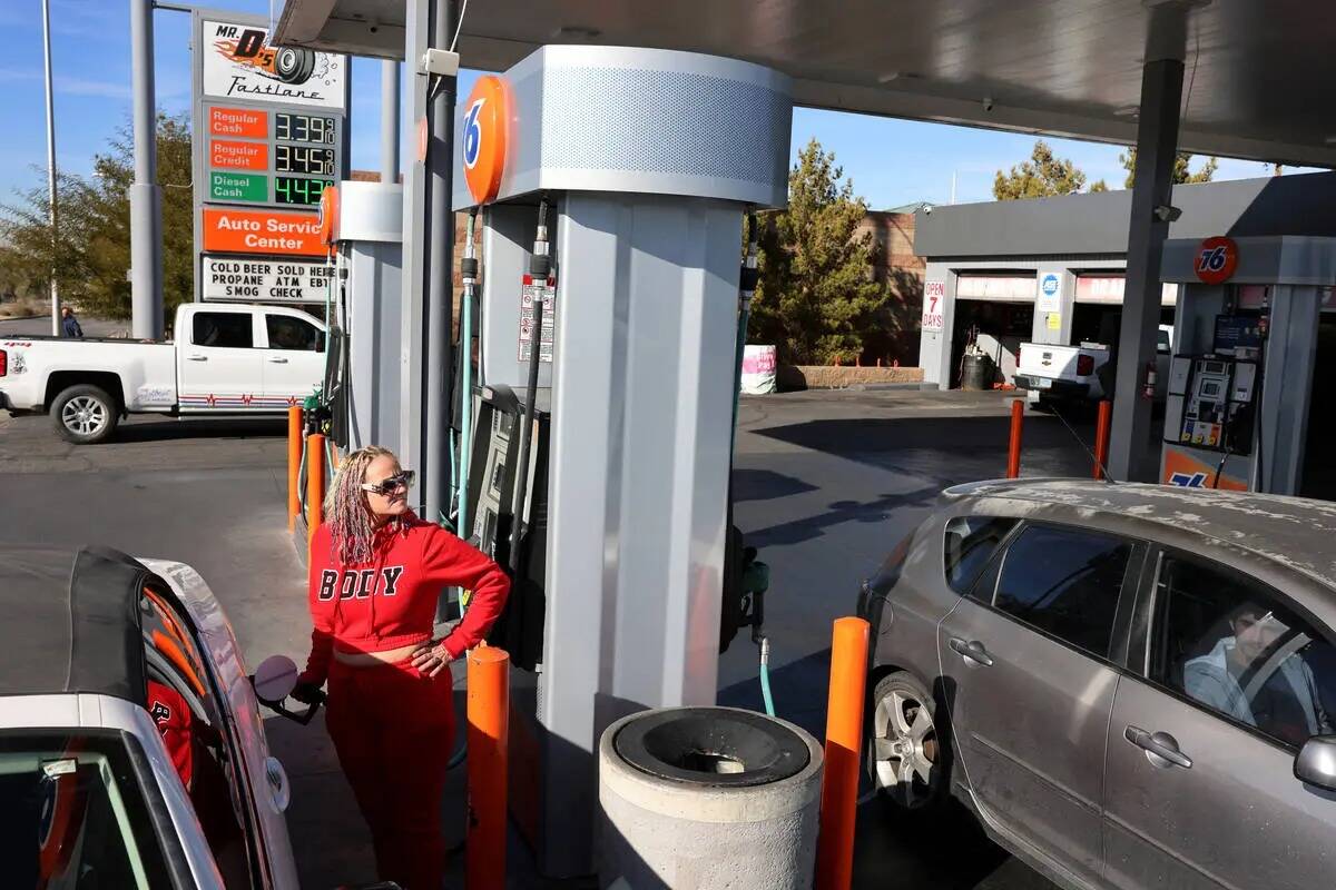 Jennifer Campbell de Las Vegas llena su tanque de gasolina por 3.39 dólares el galón en una e ...