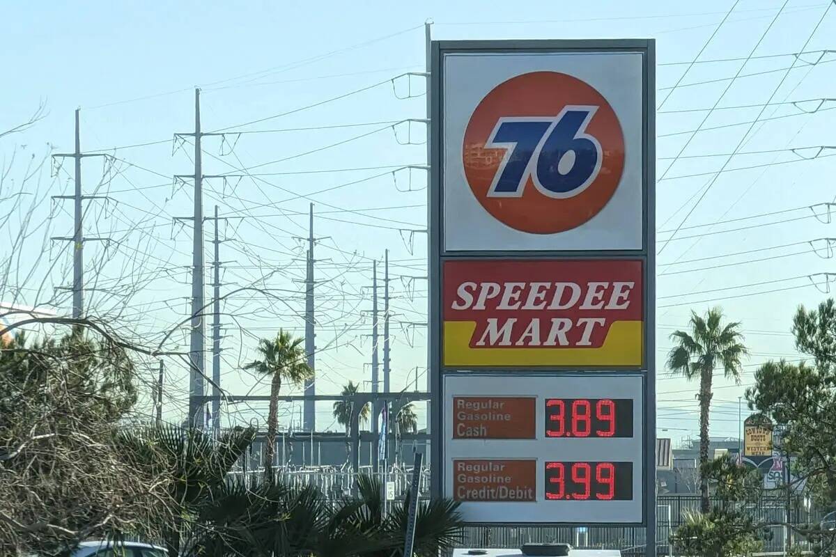 Los precios de la gasolina se ven en el Speedee Mart en Flamingo Road y University Center Drive ...