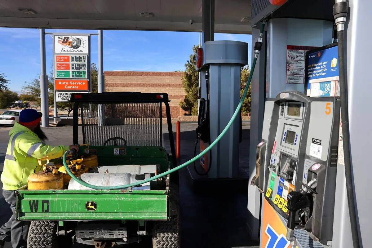 Steve Marzolf de Las Vegas llena bidones de combustible diésel en una estación 76 en South Bo ...