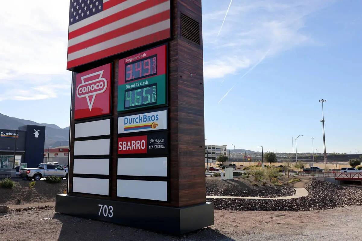 El precio de la gasolina en una estación de Conoco en West Lake Mead Parkway en Fiesta Henders ...