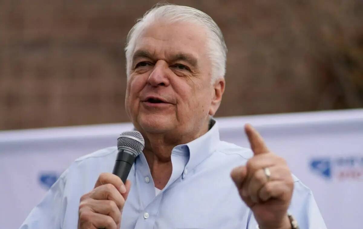 El gobernador de Nevada, Steve Sisolak, habla durante un mitin para conseguir votos el sábado ...