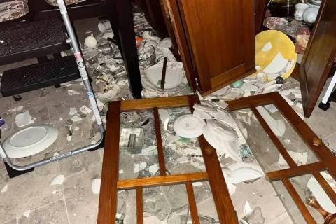 Esta imagen cortesía de Diana McIntosh muestra daños en su casa en Eureka, California, el mar ...