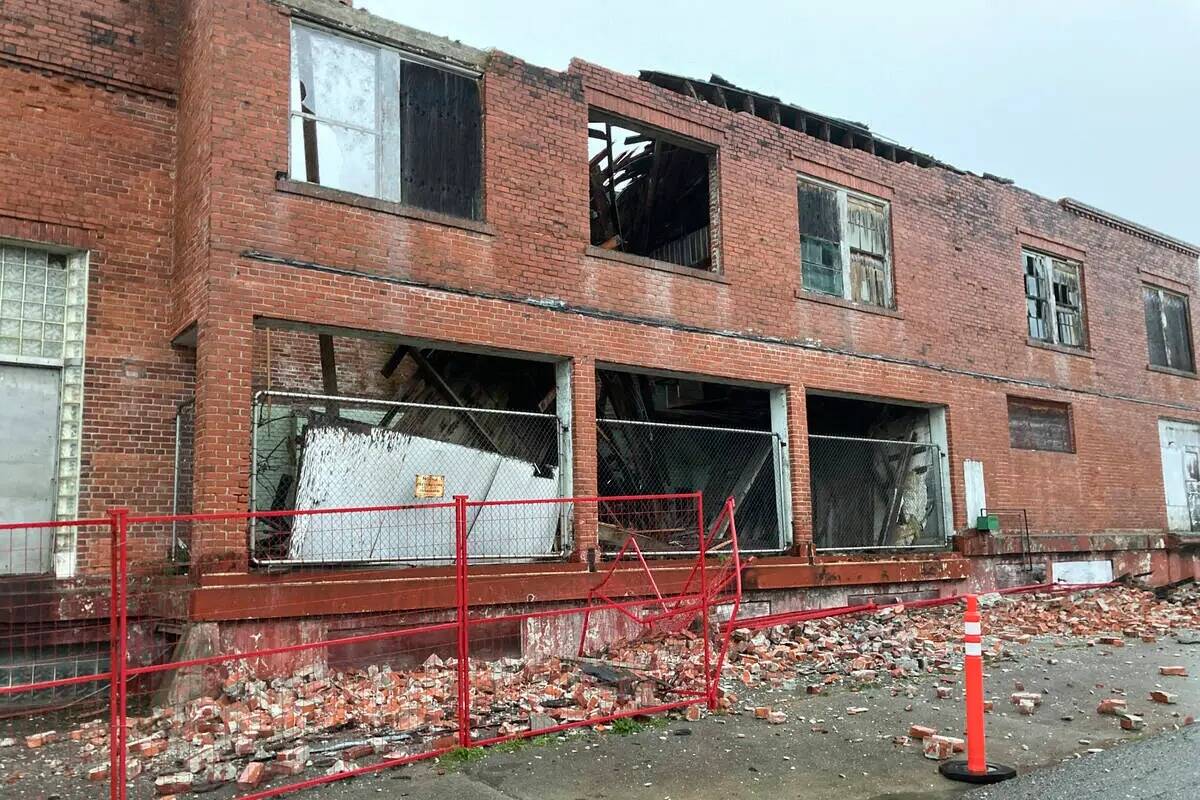 Los daños del terremoto se ven en el edificio de Humboldt Creamery en Loleta, California, el m ...