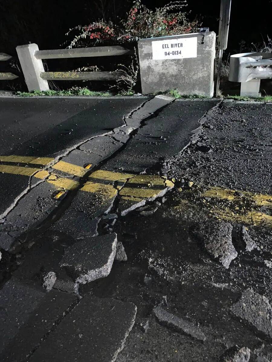 Esta imagen publicada por el Distrito Uno de Caltrans muestra un cierre de carretera en la Ruta ...