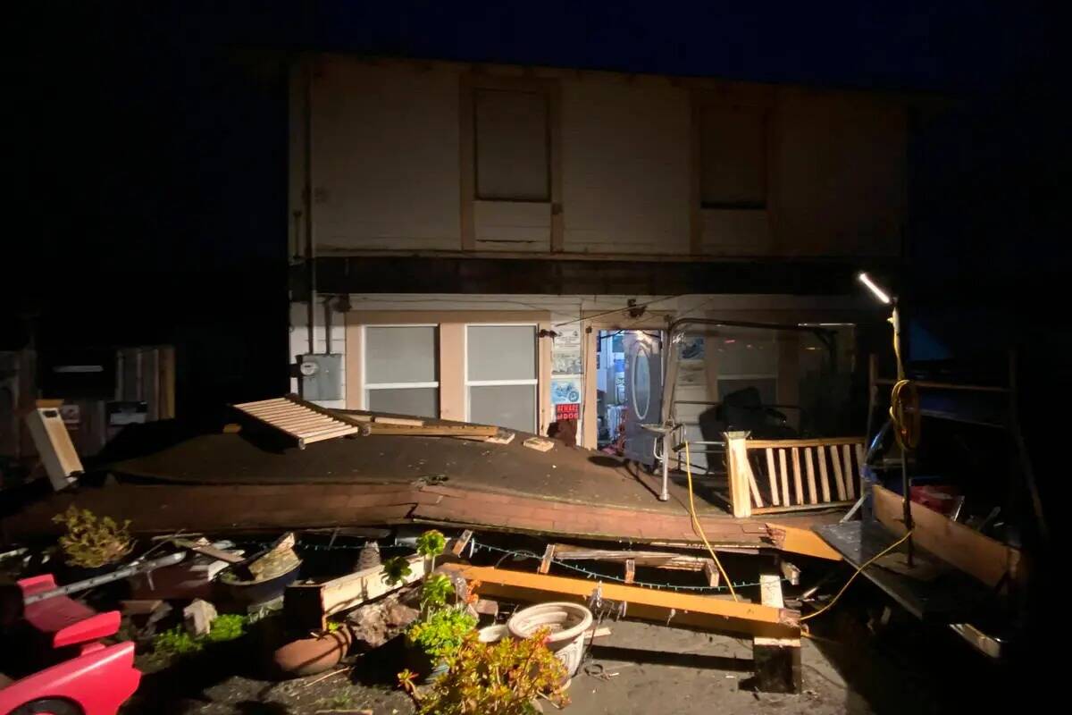 Los daños del terremoto se ven fuera de un edificio en Rio Dell, California, el martes 20 de d ...
