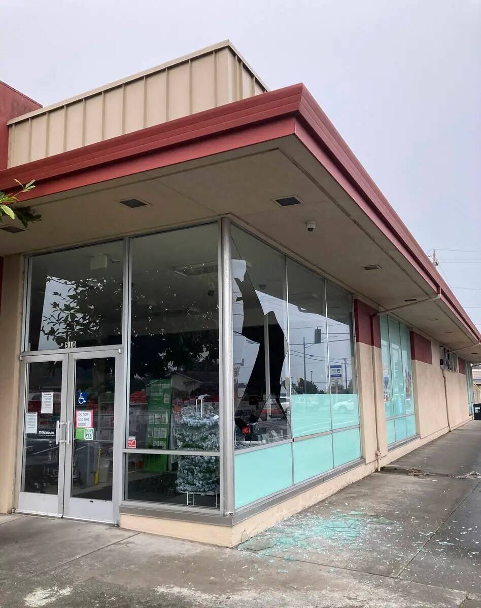 Una ventana destrozada se ve en JoAnn Fabrics después de un terremoto en Eureka, California, e ...