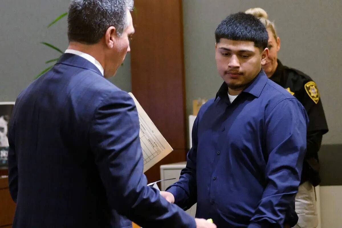 Joshua Estrada, a la derecha, abandona la sala tras su sentencia en el Centro Regional de Justi ...