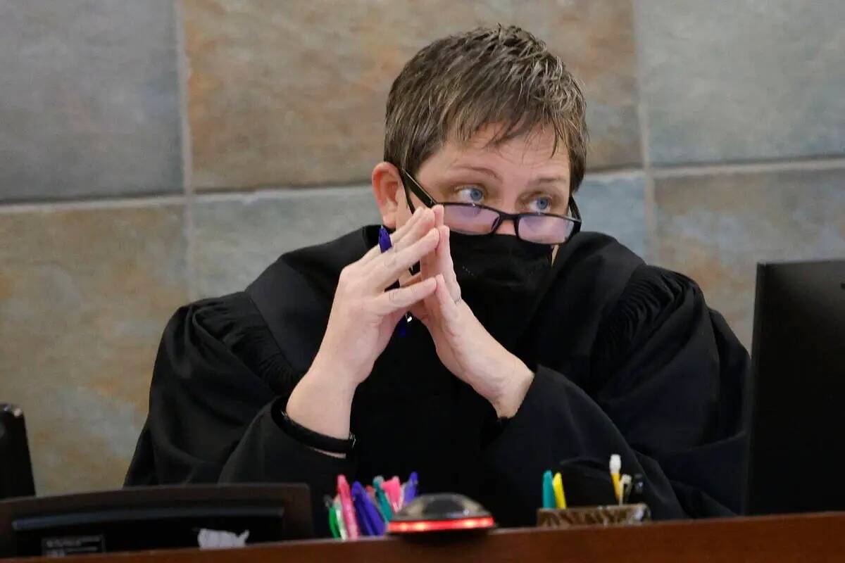 La jueza de distrito Tara Clark Newberry, habla durante la audiencia de sentencia de Estrada en ...