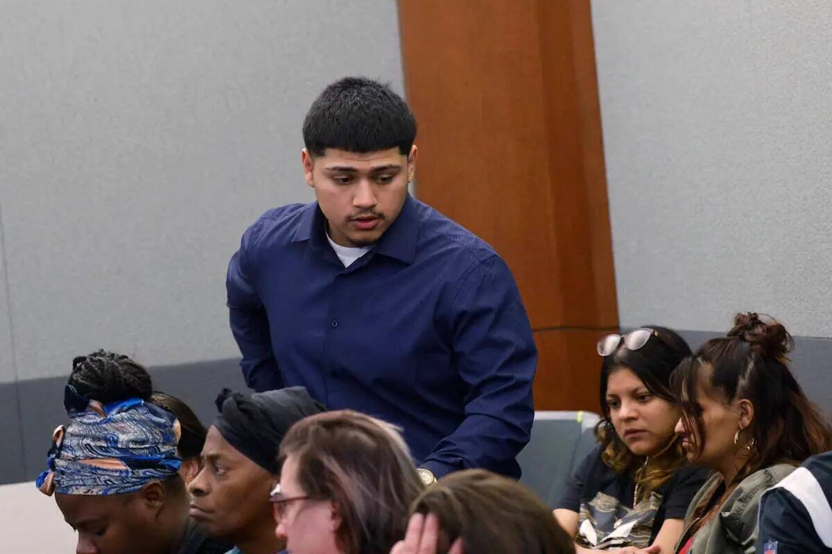 Joshua Estrada camina hacia su audiencia de sentencia en el Centro Regional de Justicia, el mar ...