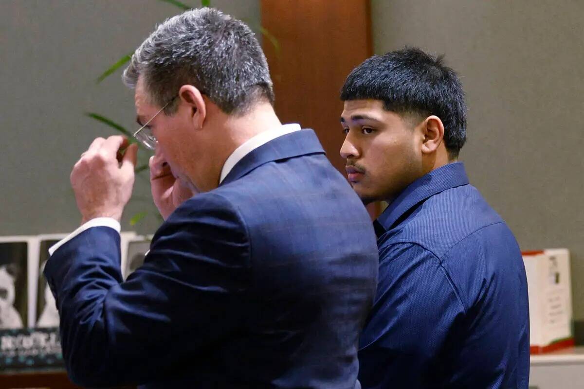 Joshua Estrada, a la derecha, junto a su abogado John Turco mientras recibe su sentencia de la ...