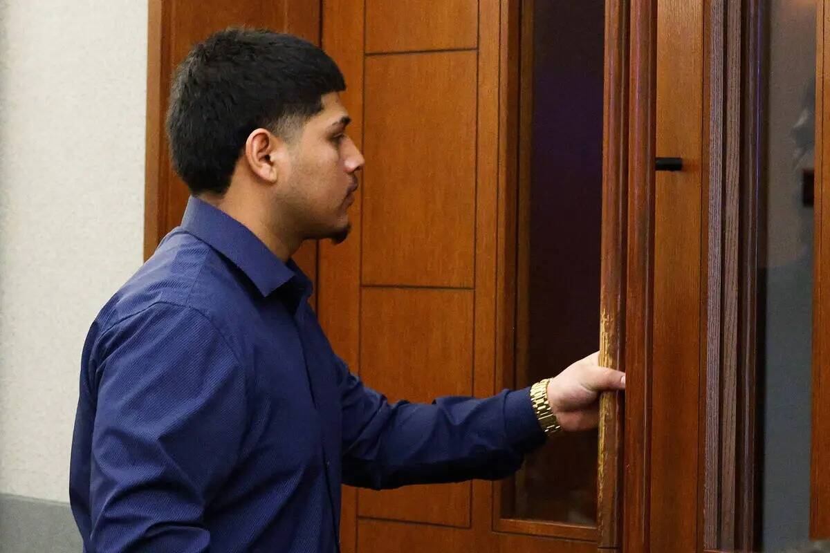 Joshua Estrada abandona la sala tras su sentencia en el Centro Regional de Justicia, el martes ...