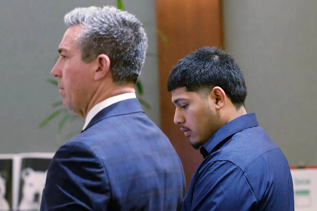 Joshua Estrada, a la derecha, junto a su abogado John Turco mientras recibe su sentencia por la ...