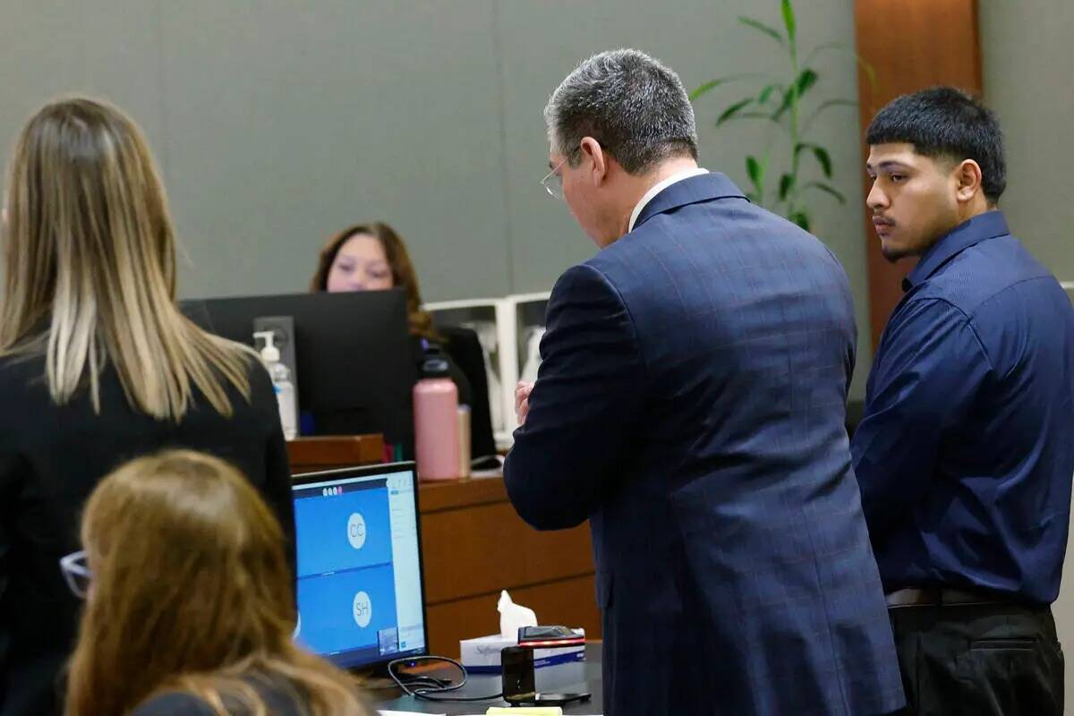 Joshua Estrada, a la derecha, de pie junto a su abogado John Turco mientras Turco habla durante ...