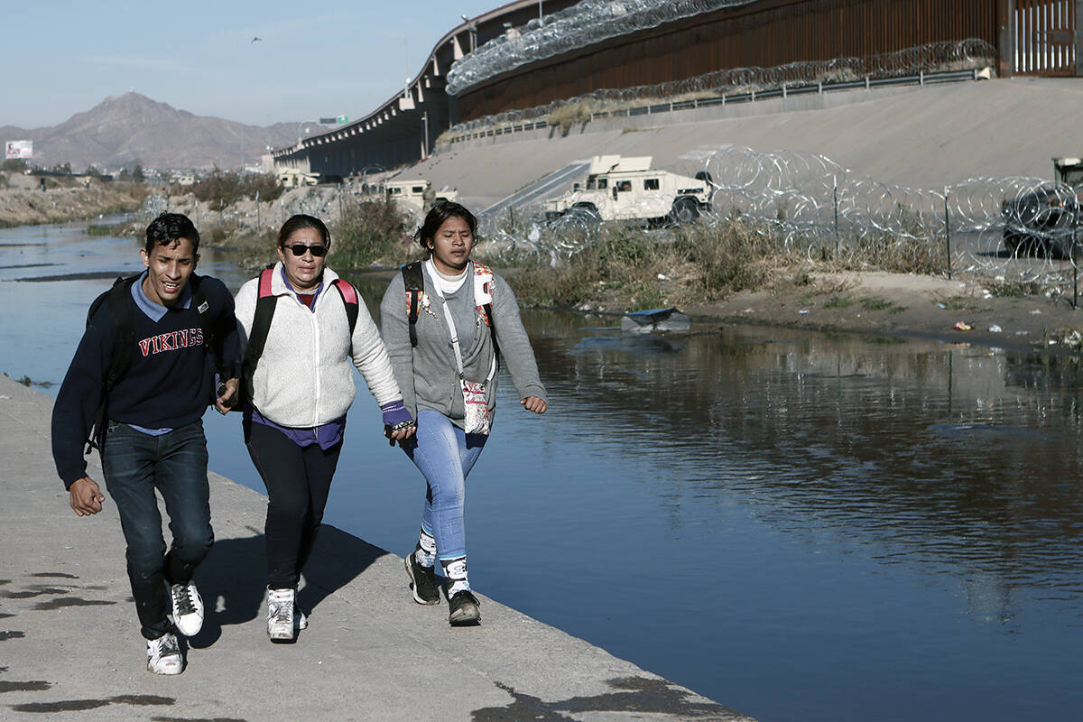 Migrantes regresan al lado de la frontera de Ciudad Juárez, México, mientras el ejército est ...