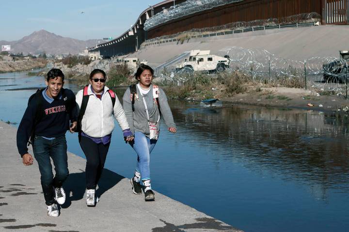 Migrantes regresan al lado de la frontera de Ciudad Juárez, México, mientras el ejército est ...