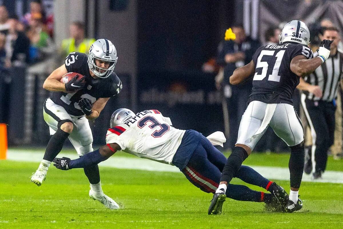 El wide receiver de los Raiders Hunter Renfrow (13) observa un intento de tacleada del safety d ...