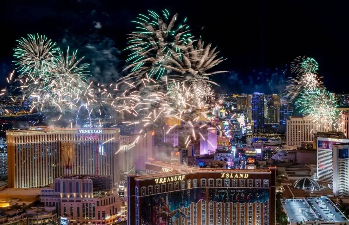 Fuegos artificiales sobre el Strip durante las celebraciones de Año Nuevo el sábado, 1 de ene ...