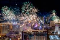Fuegos artificiales sobre el Strip durante las celebraciones de Año Nuevo el sábado, 1 de ene ...