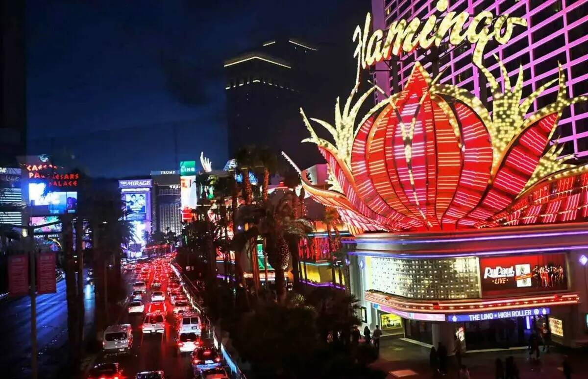 Automovilistas lidian con el intenso tránsito en Las Vegas Boulevard, el viernes 31 de diciemb ...