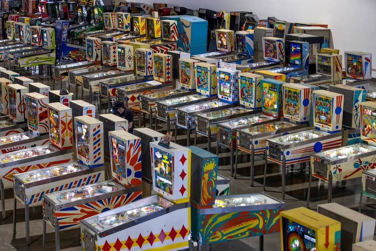 Cientos de máquinas esperan a ser jugadas en Pinball Hall of Fame frente al letrero de Welcome ...
