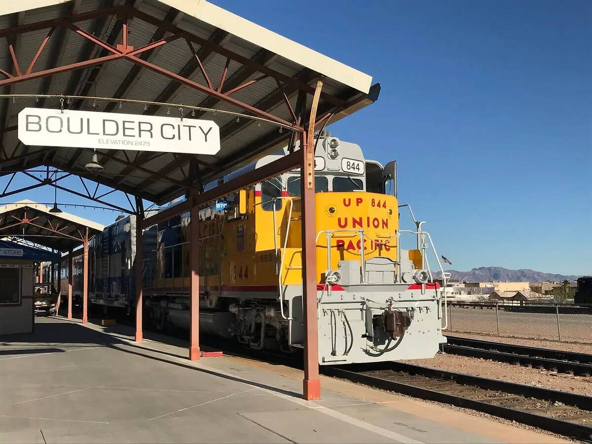 Los paseos al atardecer en Nevada Southern Railway salen del depósito del Museo del Ferrocarri ...