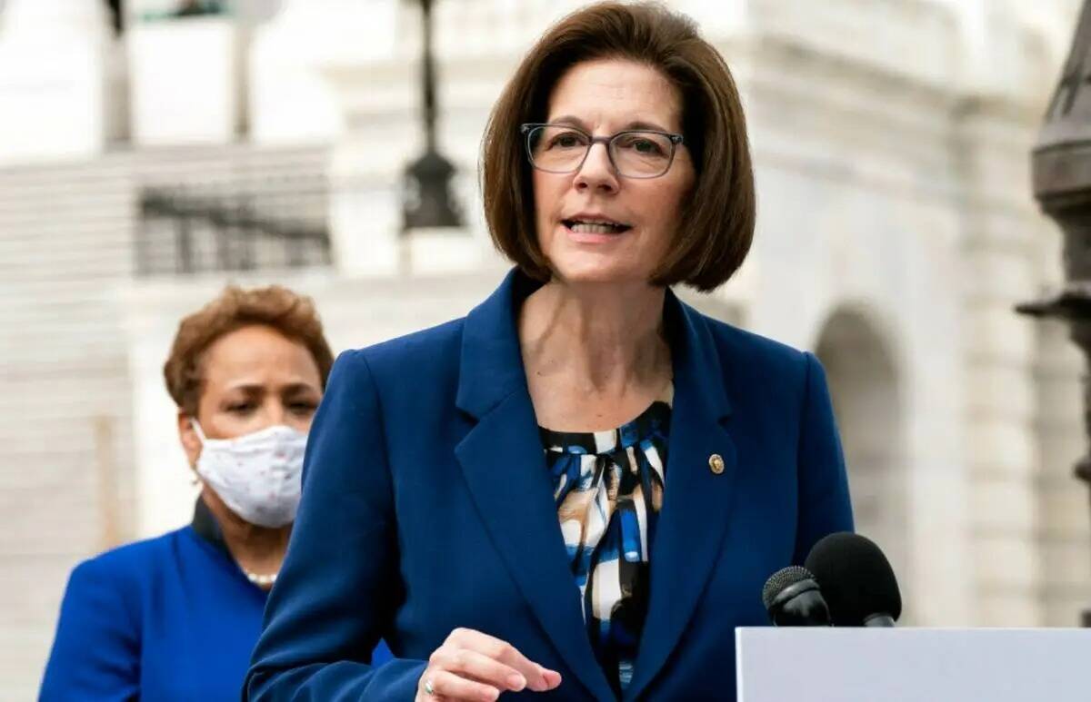 La senadora Catherine Cortez Masto, demócrata por Nevada, habla sobre los precios de los medic ...