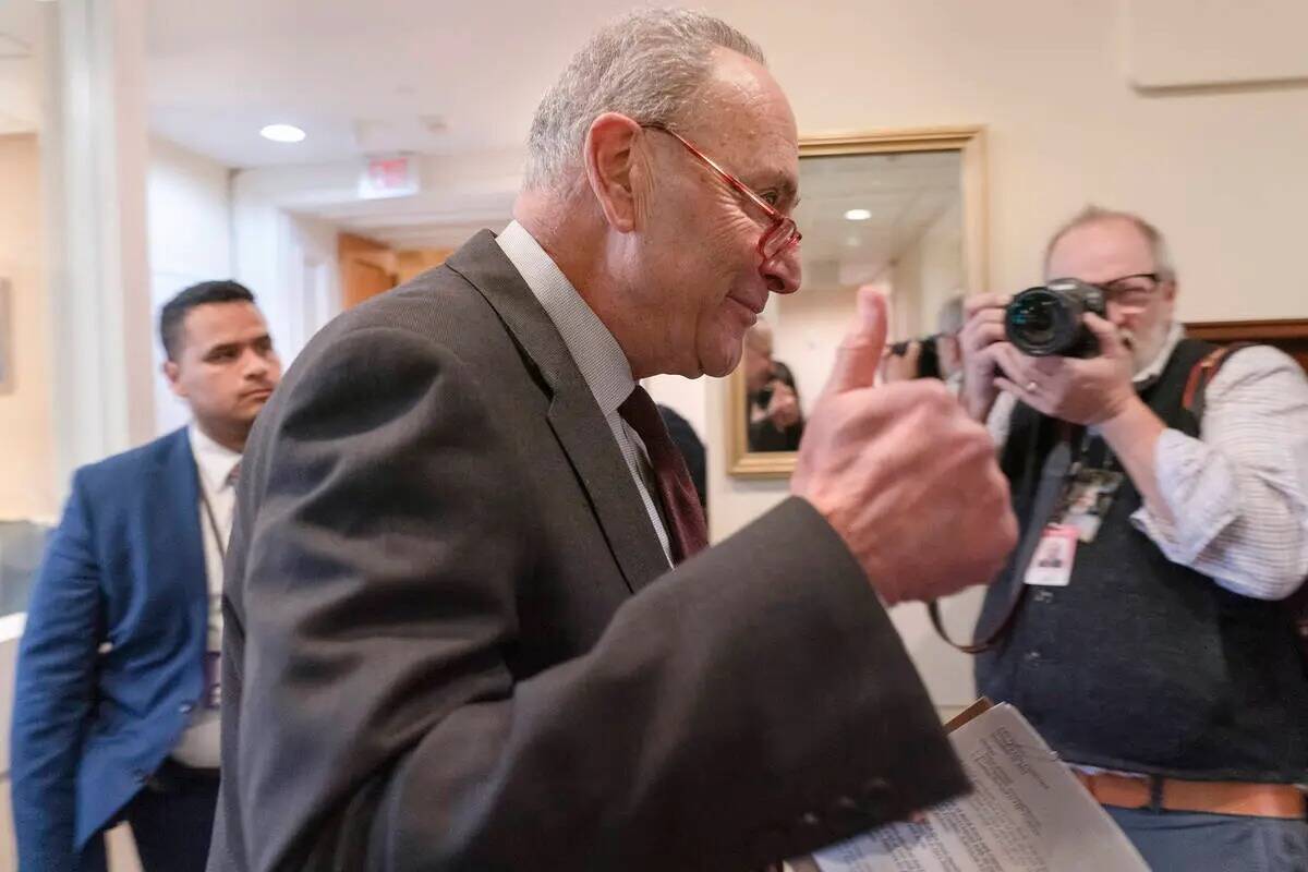 El líder de la mayoría en el Senado, Chuck Schumer, de Nueva York, hace el signo del pulgar h ...