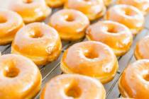 Randy's Donuts abrirá su segunda tienda en Las Vegas, y la primera en el Strip, con el debut d ...