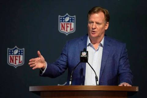 ARCHIVO -El comisionado de la NFL, Roger Goodell, responde a las preguntas de los reporteros en ...